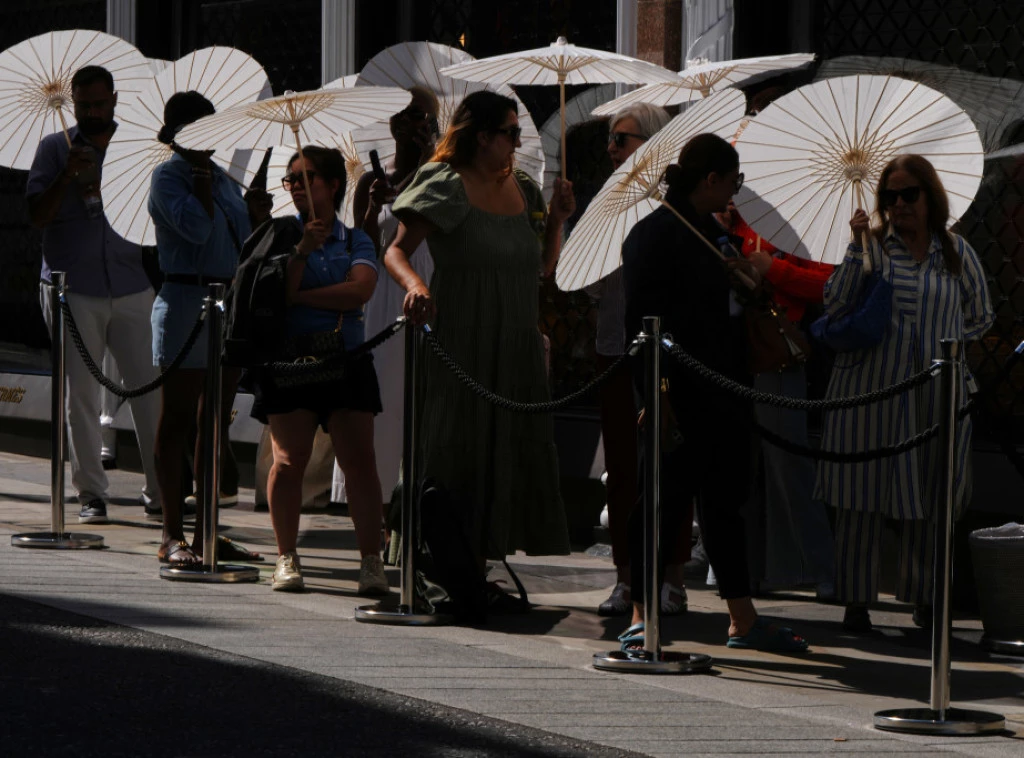 409456_aptopix-britain-extreme-weather-heat_f.webp